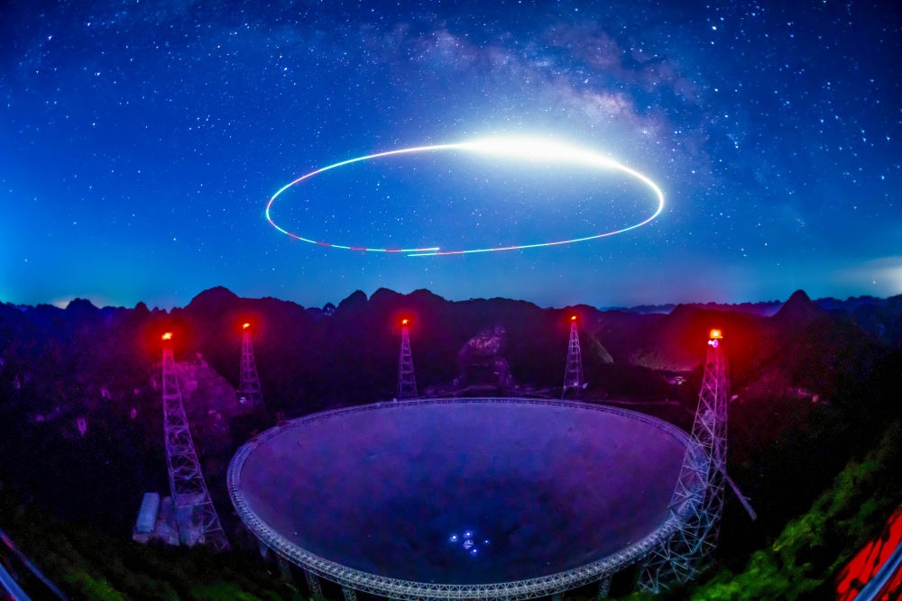 2022年7月24日拍攝的“中國(guó)天眼”夜景（維護(hù)保養(yǎng)期間拍攝，無(wú)人機(jī)光繪）。新華社記者 歐東衢 攝