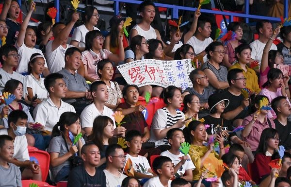 7月31日，觀眾在比賽中為中國(guó)隊(duì)吶喊助威。當(dāng)日，在成都舉行的第31屆世界大學(xué)生運(yùn)動(dòng)會(huì)排球女子預(yù)賽B組比賽中，中國(guó)隊(duì)以3:0戰(zhàn)勝阿根廷隊(duì)。新華社記者 陳澤國(guó) 攝