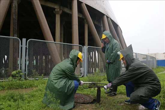 華能北京熱電廠員工操作排水閥降低水塔水位。 受訪者供圖