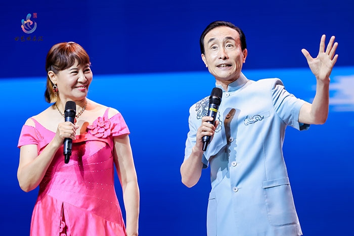 小品表演藝術(shù)家鞏漢林、金珠在演出現(xiàn)場。主辦方供圖