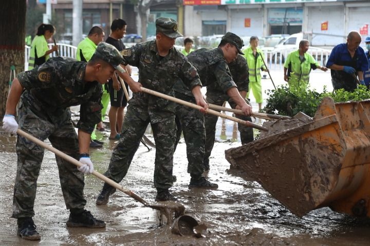 武警河北總隊(duì)保定支隊(duì)官兵在涿州市城西107國道沿線清理淤泥（8月5日攝）。新華社發(fā)（王紅強(qiáng) 攝）