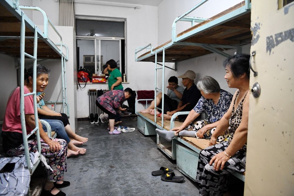 群眾在河北省涿州市職教中心安置點(diǎn)內(nèi)休息（8月1日攝）。新華社記者 牟宇 攝