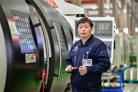 孫明在數(shù)控機(jī)床生產(chǎn)車間。航空工業(yè)沈飛供圖