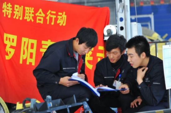在工作中的“羅陽青年突擊隊(duì)”隊(duì)員。航空工業(yè)沈飛供圖