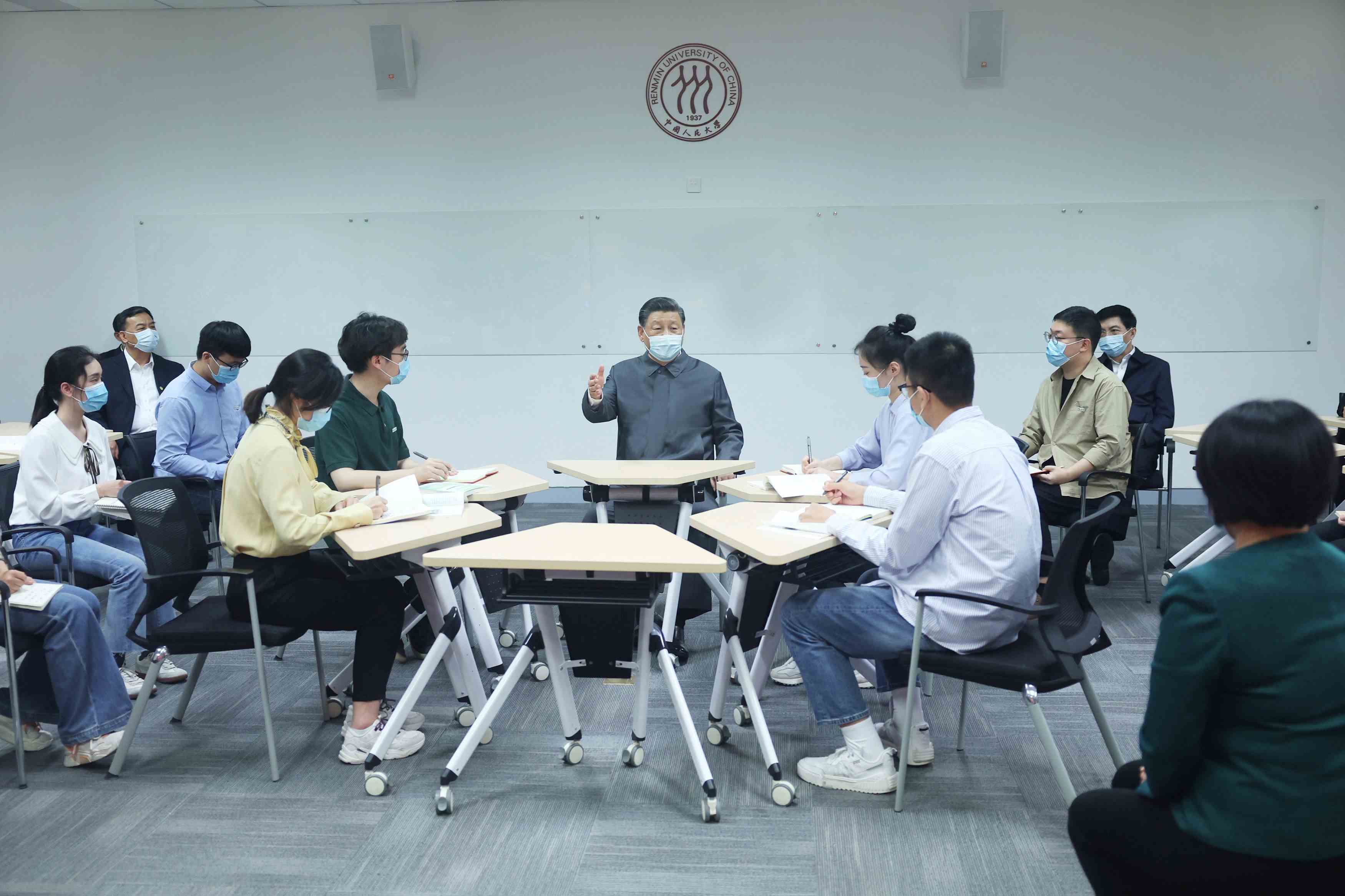 2022年4月25日，習(xí)近平總書記來(lái)到中國(guó)人民大學(xué)考察調(diào)研。這是總書記在立德樓觀摩思政課智慧教室現(xiàn)場(chǎng)教學(xué)并參與討論。