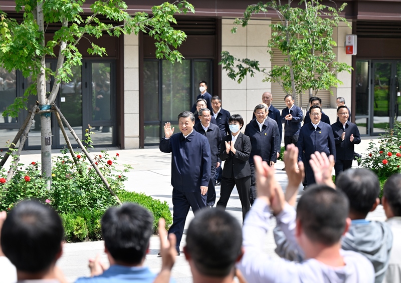 2023年5月10日，習(xí)近平在河北省雄安新區(qū)容東片區(qū)南文營(yíng)社區(qū)考察。