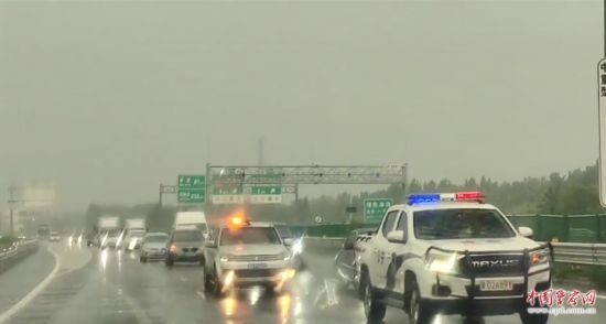 8月2日，京港澳高速，高速交警涿州大隊(duì)警車帶道引導(dǎo)救援物資車隊(duì)進(jìn)入涿州災(zāi)區(qū)。