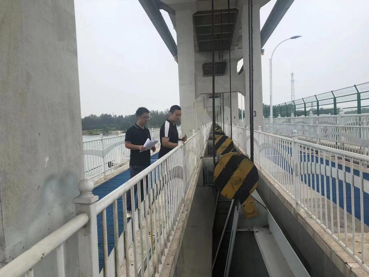 海委海河下游管理局獨流減河進洪閘管理處工作人員檢查水閘閘門啟閉機。受訪者供圖