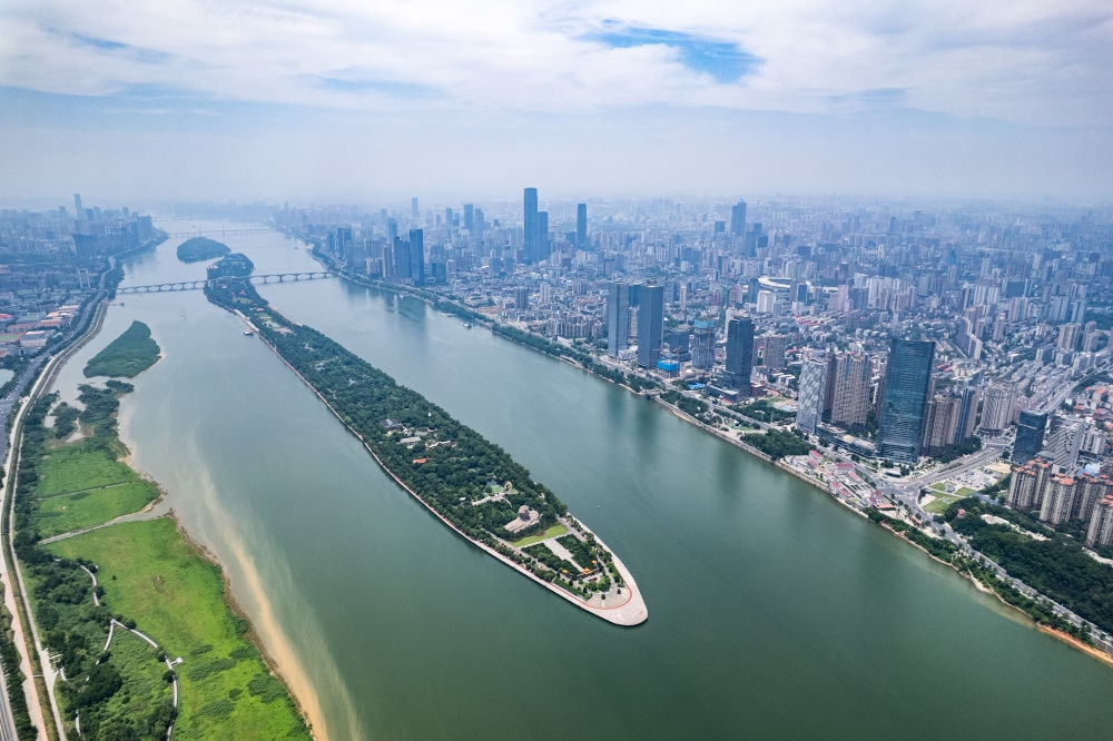 這是6月9日拍攝的長(zhǎng)沙橘子洲景區(qū)（無人機(jī)照片）。新華社記者 陳思汗 攝