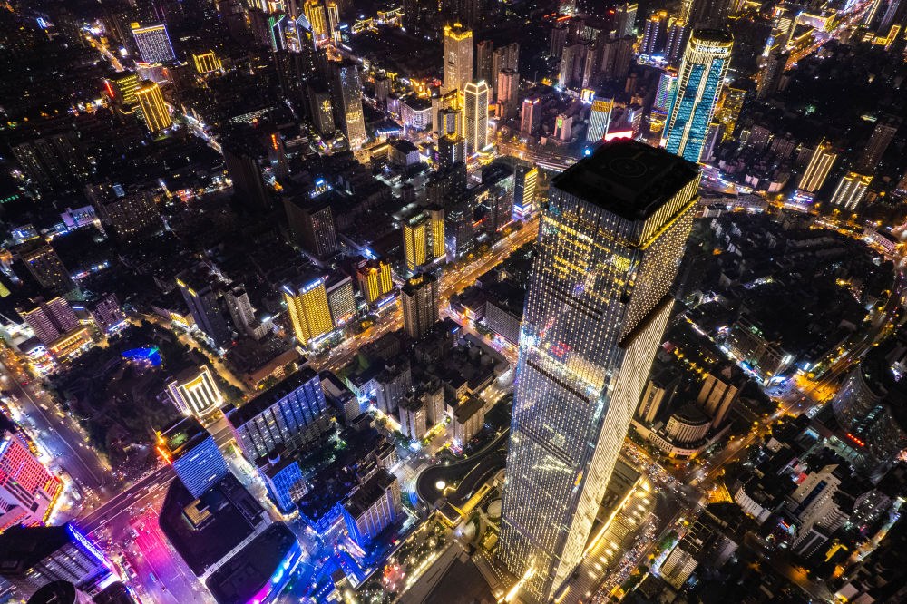 這是6月7日夜間拍攝的長(zhǎng)沙城區(qū)景色（無人機(jī)照片）。新華社記者 陳思汗 攝
