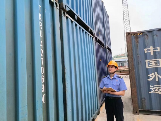 鐵路貨運(yùn)員在檢查集裝箱箱體情況、記錄箱號(hào)。中國(guó)鐵路廣州局集團(tuán)有限公司供圖