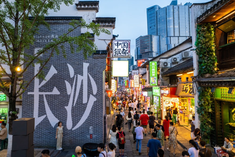 游客在長(zhǎng)沙市天心區(qū)太平老街打卡、游玩（無人機(jī)照片，6月7日攝）。新華社記者 陳思汗 攝