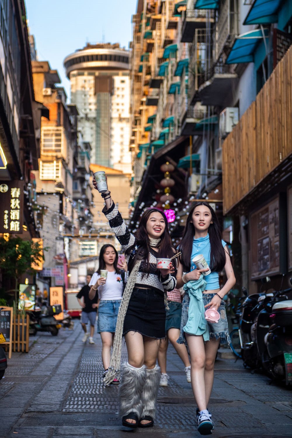 游客在長(zhǎng)沙市天心區(qū)太平老街游玩（6月7日攝）。新華社記者 陳思汗 攝