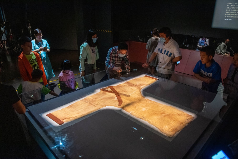 在湖南博物院，游客在參觀馬王堆漢墓出土文物“素紗單衣”（6月7日攝）。新華社記者 陳思汗 攝