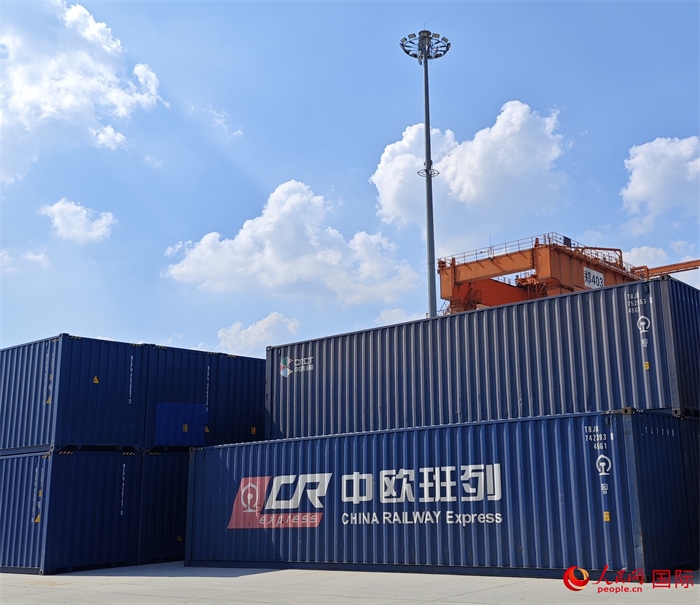 8月3日，中歐班列（中豫號）集裝箱在鄭州車站海關(guān)等候查驗。人民網(wǎng) 崔譯戈攝