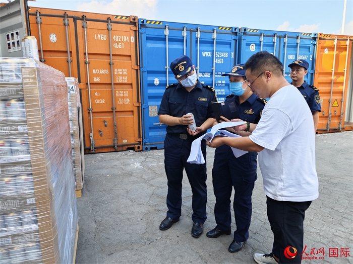 8月3日，鄭州車站海關(guān)工作人員在查驗報關(guān)貨物。人民網(wǎng) 崔譯戈攝