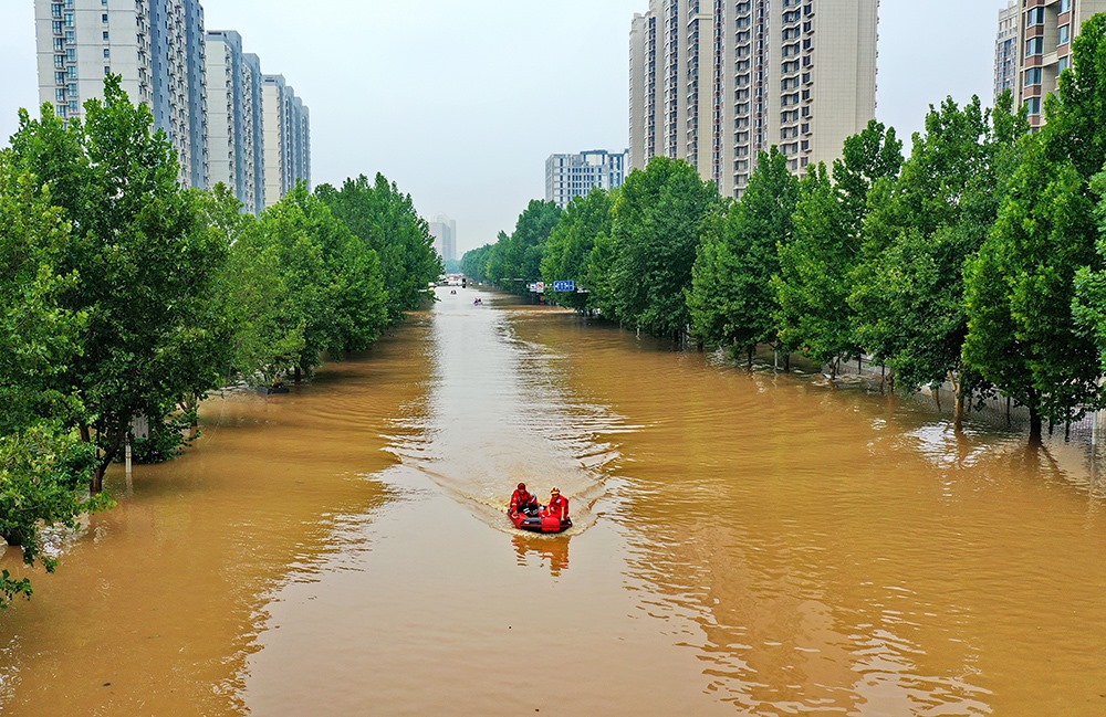 2023年8月2日，救援人員在河北省涿州市市區(qū)乘坐沖鋒舟前去轉移受災群眾。