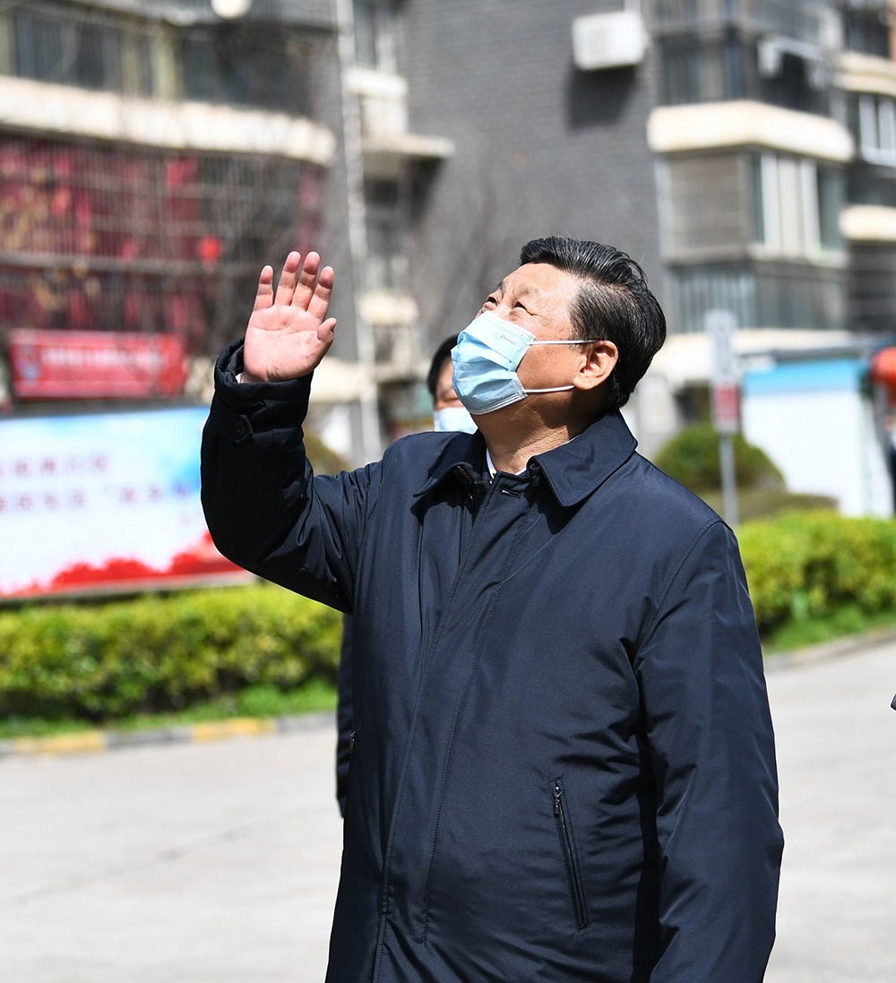 2020年3月10日，習近平總書記在湖北省武漢市東湖新城社區(qū)考察時，向在家隔離居住的居民揮手致意、表示慰問。