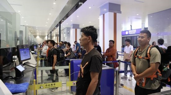 6月13日，乘坐中老鐵路國際旅客列車的旅客在磨憨邊檢大廳排隊(duì)候檢。李揚(yáng) 攝