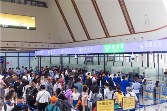 7月22日，乘坐中老鐵路國際旅客列車的旅客在磨憨邊檢大廳排隊候檢。衛(wèi)海林 攝