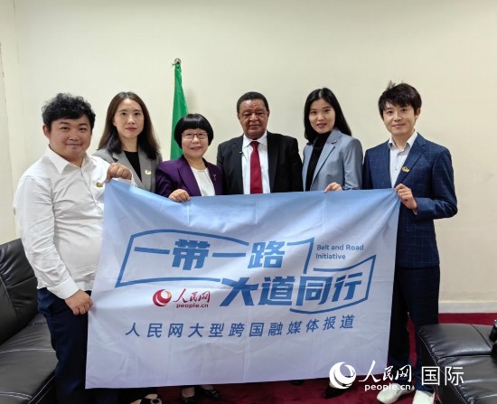穆拉圖·特肖梅與人民網(wǎng)記者合影。