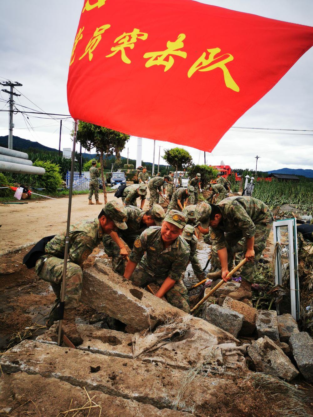 8月7日，陸軍第78集團(tuán)軍某旅組織黨員突擊隊(duì)在吉林舒蘭市七里鄉(xiāng)清理路障。新華社發(fā)（劉洋 攝）