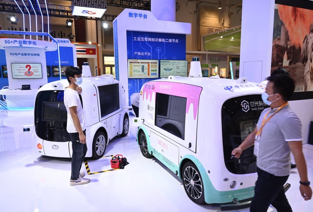 中國(guó)制造的智能汽車(chē)模型在2021金磚國(guó)家新工業(yè)革命展現(xiàn)場(chǎng)展出（2021年9月9日攝）。新華社記者 林善傳 攝