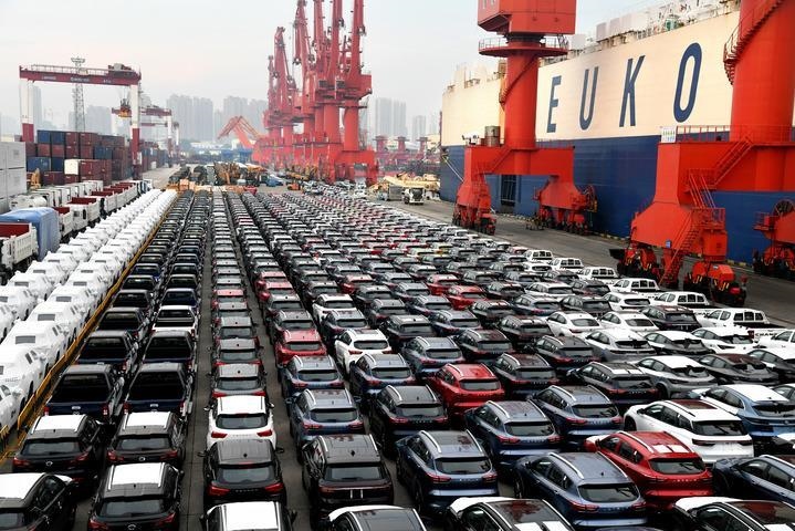 商品車(chē)在山東港口青島港大港公司八號(hào)碼頭等候裝船（2022年8月7日）。大型滾裝貨輪“晨聲輪”靠泊山東港口青島港大港公司八號(hào)碼頭，將各類逾1900輛商品車(chē)運(yùn)往非洲。新華社記者 李紫恒 攝