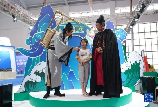 8月16日，一名小朋友在第七屆中國—南亞博覽會文化旅游館參加問答活動。
