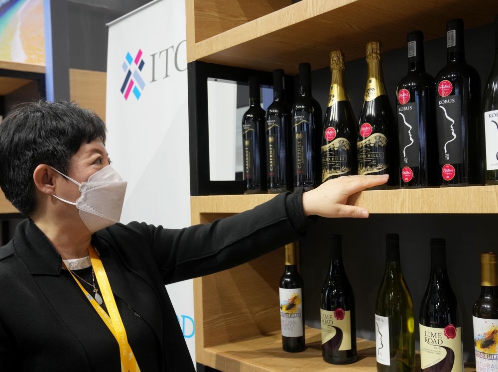 這是在中國上海舉行的第五屆進(jìn)博會上拍攝的來自南非的葡萄酒（2022年11月7日攝）。