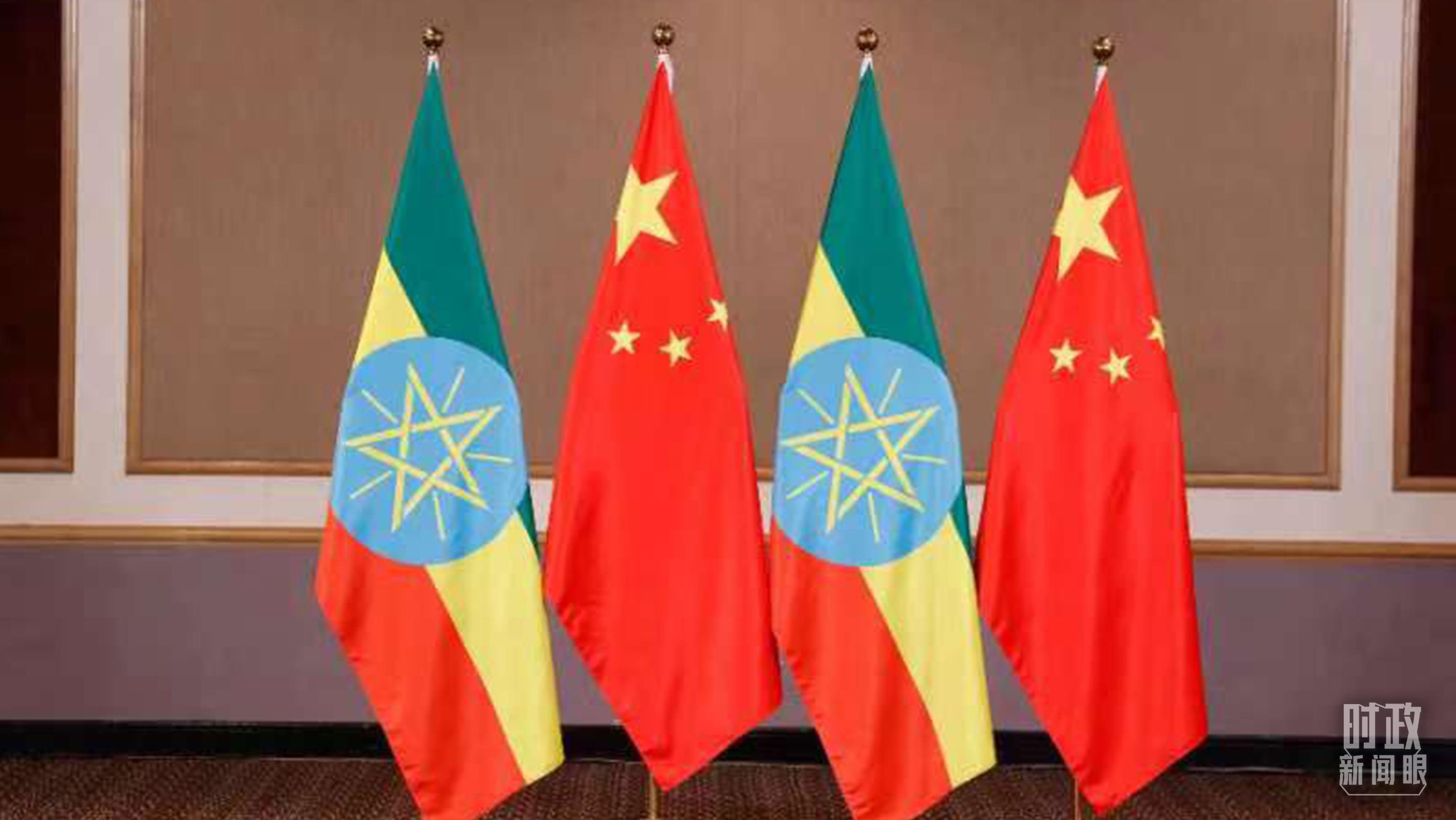 △會見現(xiàn)場的中國、埃塞兩國國旗。（總臺央視記者耿小龍拍攝）