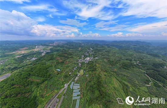 群山環(huán)抱的菖蒲塘村。 人民網(wǎng)記者 劉賓攝