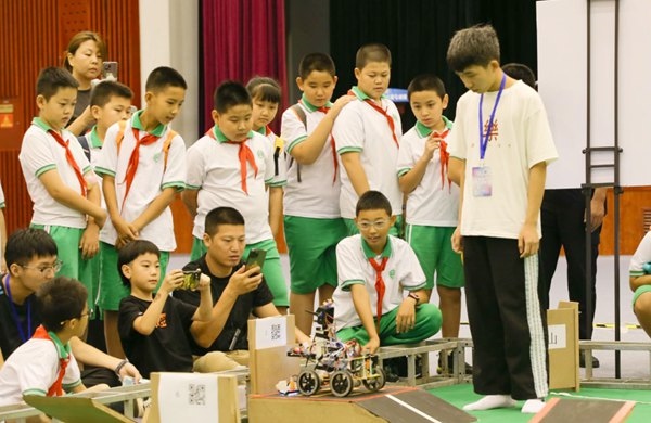青少年學(xué)生現(xiàn)場觀看比賽。北京工商大學(xué)供圖
