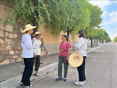 國(guó)土整治與生態(tài)修復(fù)實(shí)踐調(diào)研團(tuán)師生與村民交流。校方供圖