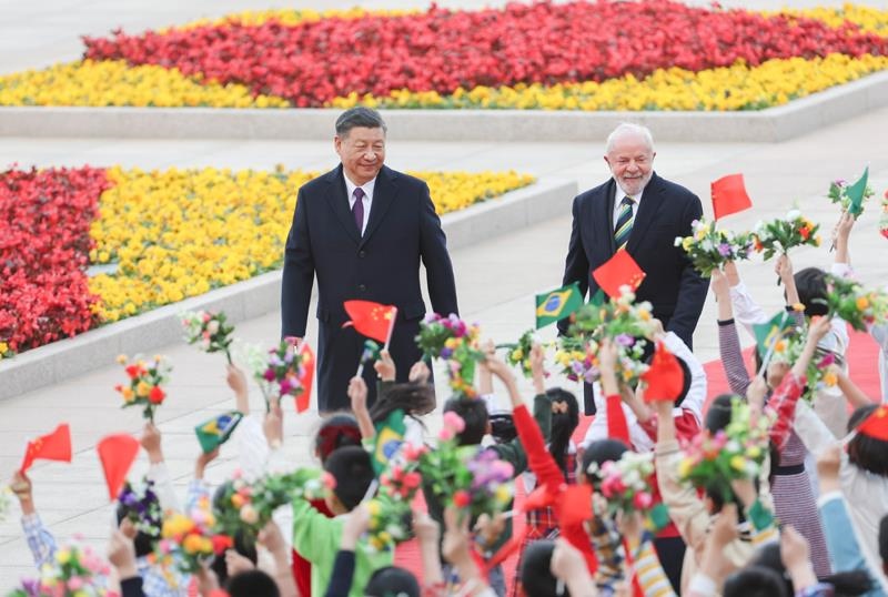 2023年4月14日，習(xí)近平主席在北京人民大會(huì)堂東門外廣場(chǎng)為來(lái)華進(jìn)行國(guó)事訪問的巴西總統(tǒng)盧拉舉行歡迎儀式。