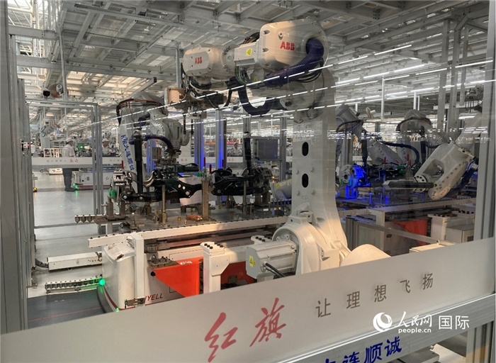 一汽—紅旗繁榮工廠內(nèi)的智能機(jī)器人。人民網(wǎng) 宋歌攝
