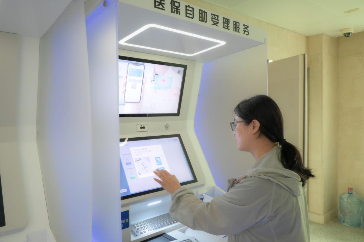 醫(yī)保自助受理服務(wù)機(jī)為市民辦理事項提供了又一選擇途徑。人民網(wǎng)記者 張麗瑋攝
