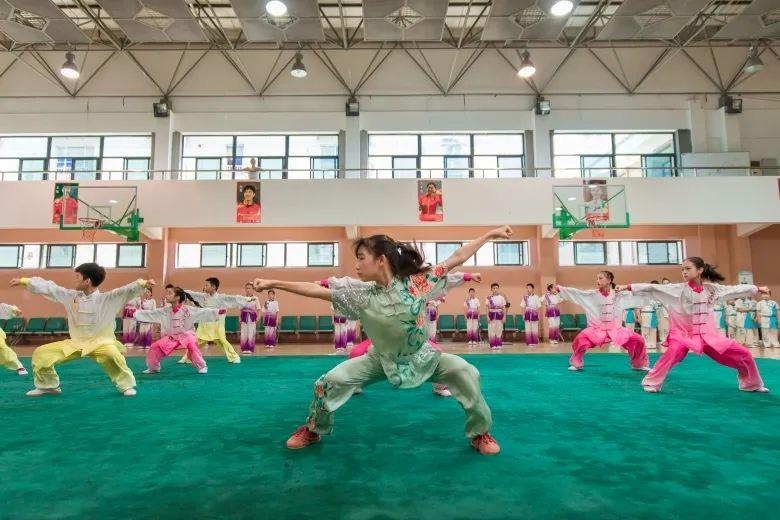 △今年暑假期間，浙江溫州舉行青少年學(xué)生陽光體育運動會。