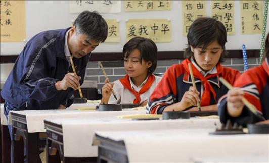 △新疆疏附縣托克扎克鎮(zhèn)中心小學(xué)書法教室內(nèi)，同學(xué)們正在學(xué)習(xí)寫毛筆字。