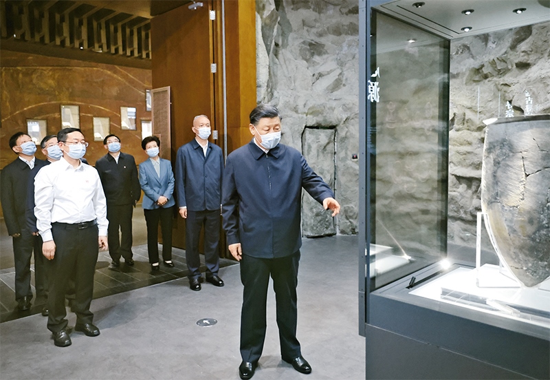 2023年6月2日，中共中央總書記、國家主席、中央軍委主席習(xí)近平在北京出席文化傳承發(fā)展座談會并發(fā)表重要講話。這是座談會前，習(xí)近平2日下午在中國歷史研究院考察。 新華社記者 鞠鵬/攝