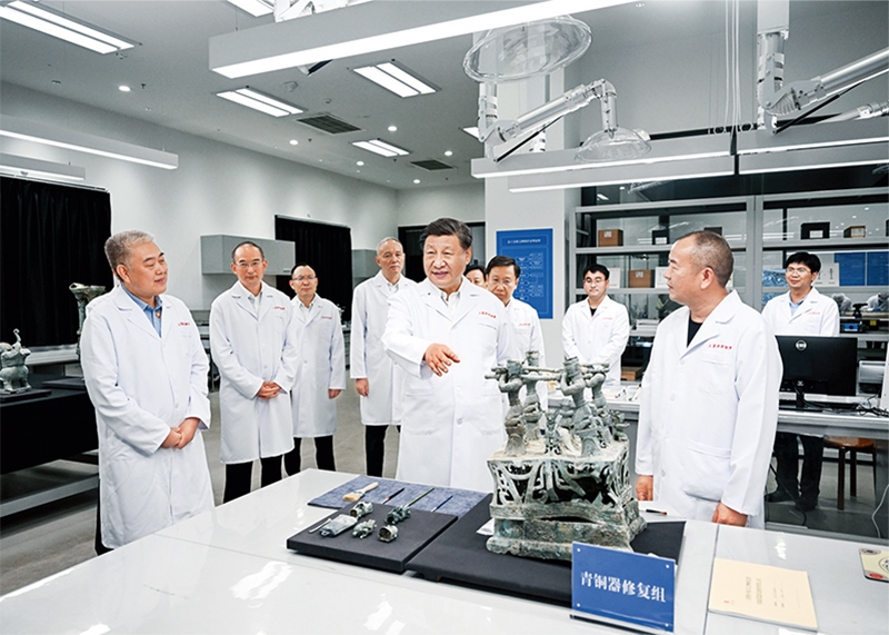 2023年7月25日至27日，中共中央總書記、國家主席、中央軍委主席習(xí)近平在四川考察。這是26日下午，習(xí)近平在位于德陽市廣漢市的三星堆博物館文物保護與修復(fù)館，同現(xiàn)場工作人員親切交流。 新華社記者 謝環(huán)馳/攝