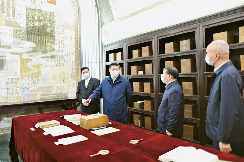 2023年6月2日，中共中央總書記、國家主席、中央軍委主席習(xí)近平在北京出席文化傳承發(fā)展座談會并發(fā)表重要講話。這是座談會前，習(xí)近平1日下午在中國國家版本館考察時，在蘭臺洞庫了解館藏精品版本保存情況。 新華社記者 鞠鵬/攝