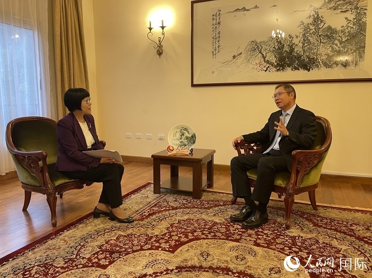 胡長春大使（圖右）接受人民網(wǎng)記者唐維紅采訪。人民網(wǎng)記者 趙艷紅攝