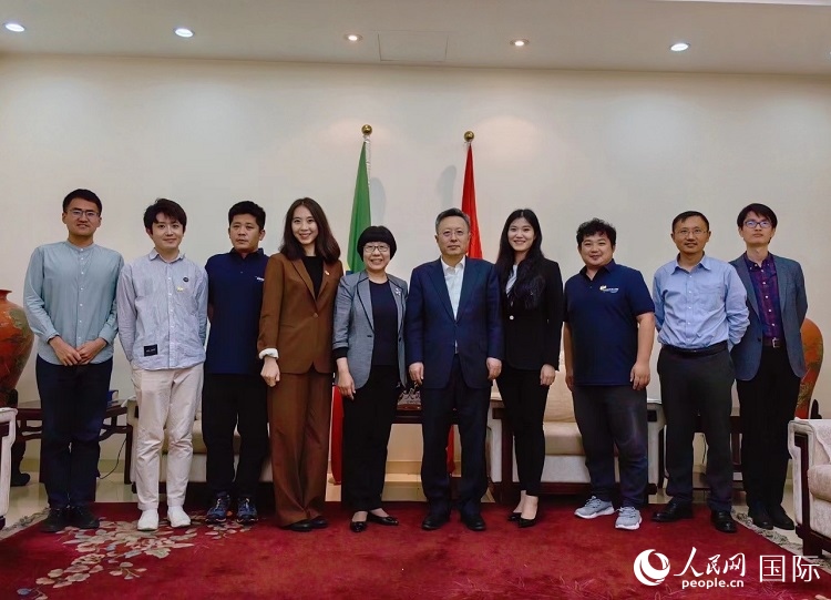 趙志遠(yuǎn)大使（右五）、使館工作人員與人民網(wǎng)記者合影。