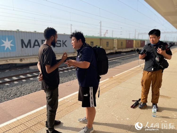 亞吉鐵路吉布提線工作人員介紹列車運(yùn)營情況。人民網(wǎng)記者 趙艷紅攝