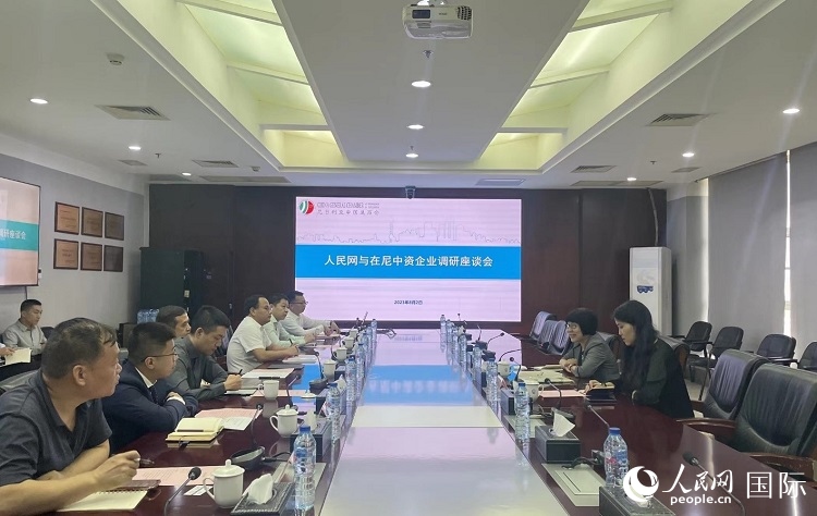 尼日利亞中國商會企業(yè)代表與人民網(wǎng)記者座談。