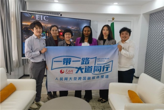 埃塞俄比亞投資委主任萊利斯（右三）、萬巧云（左二）與人民網記者合影。