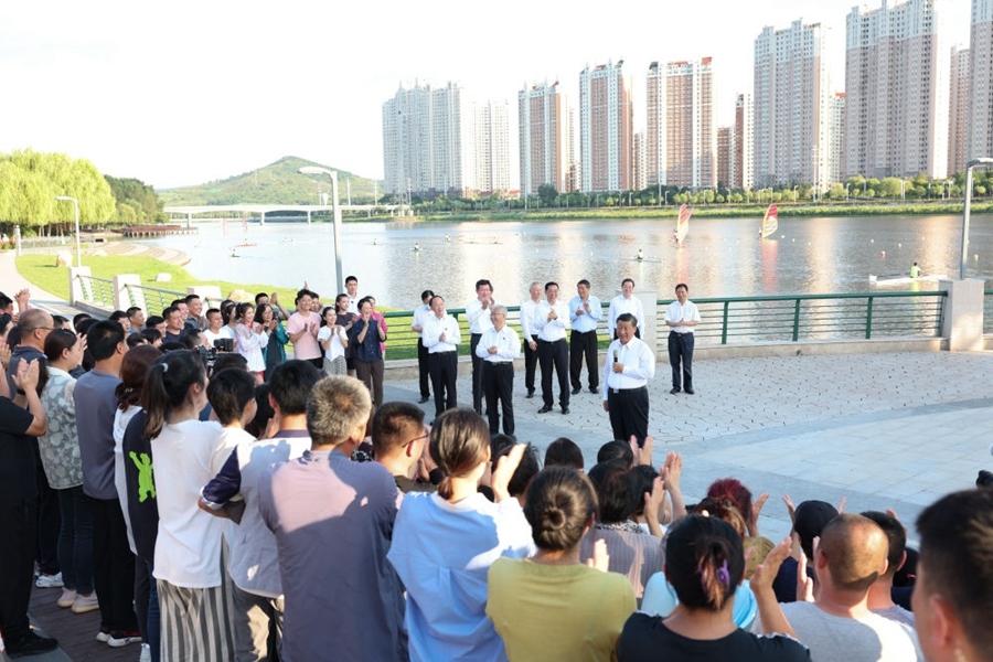 2022年8月16日，習近平在遼寧錦州東湖森林公園察看小凌河沿岸生態(tài)環(huán)境時，同正在休閑、進行文化活動的群眾親切交流。