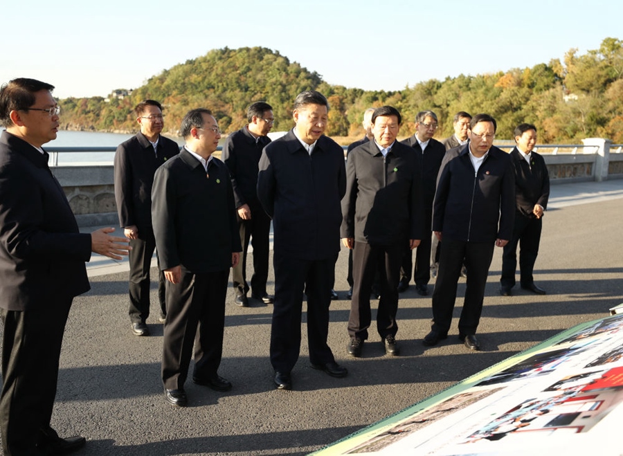 2020年11月12日，習近平在江蘇南通五山地區(qū)濱江片區(qū)，沿江邊步行察看濱江生態(tài)環(huán)境。
