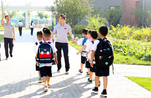 8月30日，雄安史家胡同小學(xué)學(xué)生體驗(yàn)學(xué)校生活。老師帶學(xué)生進(jìn)教室。